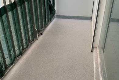 Balcon avec revêtement en résine antidérapant